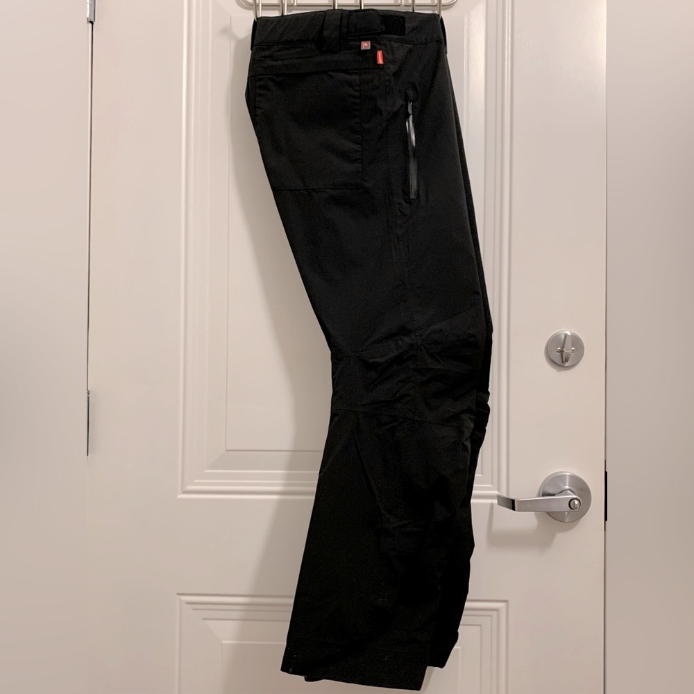 Helly Hansen Ski/ Snowboard Pants w/Recco. Black fitted. Size Large